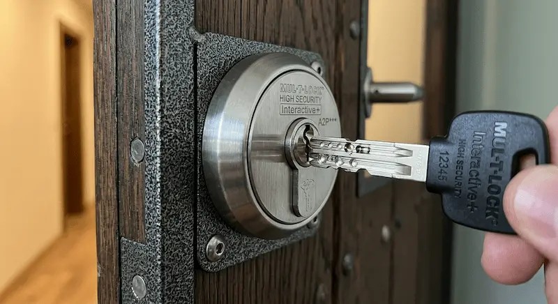 Cylindre haute sécurité Mul-T-Lock remplacement serrure La Réunion — Serrure Prestige